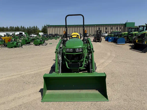 Tracteur utilitaire compact John Deere 2032R 31HP 4x4 à transmission hydrostatique, avec chargeur frontal, pelle arrière et tondeuse, prêt à l'emploi, moteur diesel. - Product Image 3
