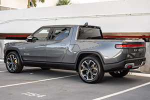 Rivian R1T Adventure Edition 2023, Quad-Motor AWD, Batterie de grande capacité, El Cap Granite - Product Image 5
