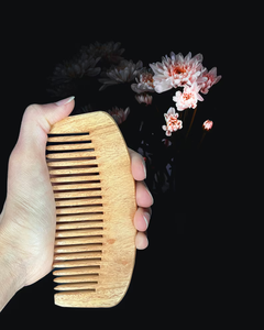 Peine de Madera de Neem Ecológico Moderno Hecho a Mano para el Crecimiento del Cabello, Raíces Fuertes, Cuero Cabelludo Nutrido, Natural - Product Image 1
