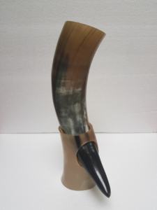 Corne à boire viking médiévale en corne de buffle sculptée à la main avec support de corne assorti et porte-corne en cuir pour bière et miad en vente - Product Image 3