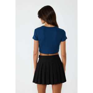 Top Corto Informal para Mujer con Logotipo Bordado, Detalle de Piedras, Tela Satén, Talla XL, Alta Calidad, Tinte Liso, Temporada de Otoño - Product Image 2