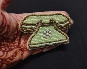 Broche brodée magnifique, faite à la main avec des perles, personnalisable, broche brodée avec des perles de rocaille, design par glowin fashion - Product Image 3