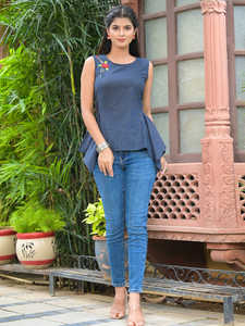 Haut régulier en coton kantha bleu brodé avec un col rond sans manches en taille S, conçu pour une sensation douce et naturelle - Product Image 3