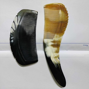 Peines de cuerno grabados a mano hechos a medida de cuernos de búfalo naturales ideales para tiendas de accesorios para el cabello para reventa - Product Image 1