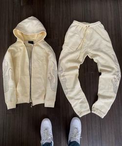 Ensemble survêtement homme personnalisé avec sweat à capuche et pantalon évasé, imprimé intégral, délavé soleil, effet vieilli et strass - Product Image 3