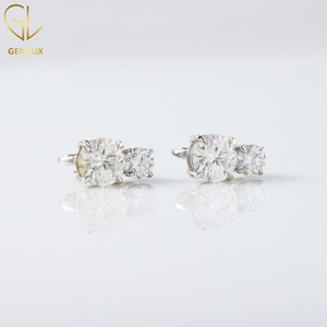 Pendientes con cierre inglés de plata 925 de moissanita de corte redondo de dos piedras de calidad superior para mujer a precio mayorista - Product Image 2
