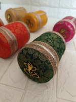 Boîte de Bhaji en acier inoxydable de tissu de brocart traditionnel | Cadeau de mariage Shagun | Conteneur Haldi Mehndi Laddu | Ganpati Favor Dabba