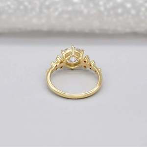 Anillo de Compromiso con Certificado IGI, Forma Redonda, con Piedras Laterales en Racimo, Colección de Anillos de Diamantes - Product Image 4