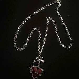 Collana con Ciondolo a Cuore Geometrico a Croce con Spine per Donna, Regalo Unico Retrò Dolce con Fiocco in Lega - Product Image 3