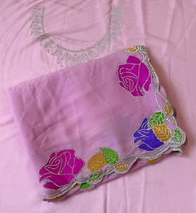 Sari de Georgette Brillante con Diseño de Estrellas, Bordado de Diamantes Zarkhan, Borde con Trabajo de Corte y Diseño de Rosas Estampado a Mano Minakari, para Fiestas - Product Image 6