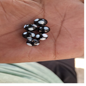 Perles de verre de raton laveur uniques et accrocheuses, fabriquées sur mesure, ajoutent une touche audacieuse à tout design grâce à des motifs distinctifs et des couleurs vibrantes. - Product Image 1