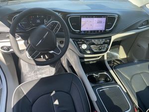 ดีลสุดคุ้ม..รถยนต์มือสองปี 2023 คริสเลอร์ ปาซิฟิก้า ไฮบริด ลิมิเต็ด ขับเคลื่อนล้อหน้า - Product Image 2