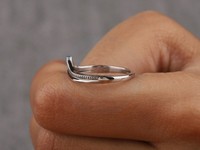 Bague de mariage assortie pour femme en argent sterling 925 plaqué rhodium, double chevron perlé en forme de V, zircon, Brooke Double V Tracer