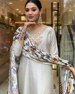 Ensemble Kurti exclusif pour femmes avec embellissements de séquence élégants Célébrez votre culture dans le style disponible à un prix abordable - Product Image 4