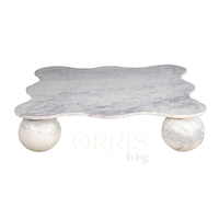 Table basse sculpturale moderne en marbre naturel ORRIS LIVING avec plateau incurvé artistique et pieds ronds en forme de boule, meubles de luxe pour salon