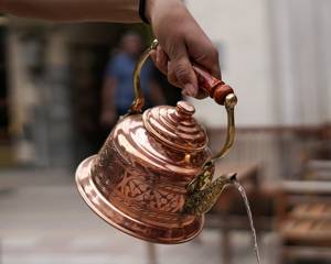 Dallah หม้อชาโลหะแบบทุบทำจากทองเหลืองหรูหราพร้อมฝาและที่จับสีทองเหมาะสำหรับเครื่องครัวและเครื่องใช้บนโต๊ะอาหาร - Product Image 3