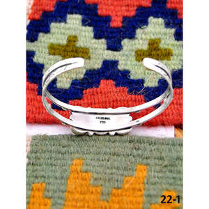Brazalete de Moda Hecho a Mano en el Suroeste con Plata de Ley y Búfalo Blanco - Product Image 4