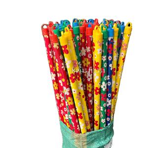 Recogedor de PVC con mango de madera de eucalipto de 120cm de fábrica de Vietnam con hermoso diseño de flores, fregona para el suelo del hogar empaquetada en bolsa - Product Image 1