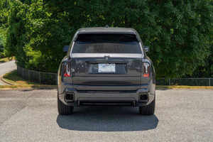 รถยนต์คัลลินัน แบล็คแบดจ์ ปี 2025 รถเอสยูวีระดับเรือธงสุดหรู พร้อมเบาะนั่งผู้โดยสารด้านหลังแบบเอ็กซ์คิวทีฟ ระบบไฟส่องสว่าง ระบบข้อมูลและความบันเทิงไฮเทค นำเข้าจากประเทศญี่ปุ่น - Product Image 2