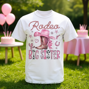 Botas de Vaquera Rosa Coquette para Niñas, Camiseta Promocional Infantil para el Cumpleaños de la Hermana Mayor - Product Image 3