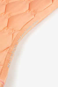 Tapis de selle de dressage Calypso Corail 2024, sublimé, écologique, haute qualité, taille et couleur personnalisables, matelassage satiné en coton - Product Image 2