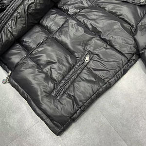 เสื้อแจ็คเก็ตพัฟเฟอร์ผู้ชายแบบซิป ODM ขายส่ง สำหรับฤดูหนาว ปักลายด้านหน้า สไตล์ไฮสตรีท วัสดุ PU บุด้วยขนเป็ด ระบายอากาศได้ดี - Product Image 6