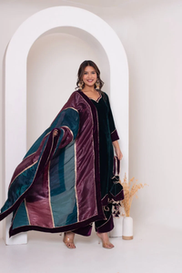 GHAZAL Ensemble de costume en velours vert décontracté avec pompon COSMOS Silk Dupatta Natural Waistline pour adolescents - Product Image 2