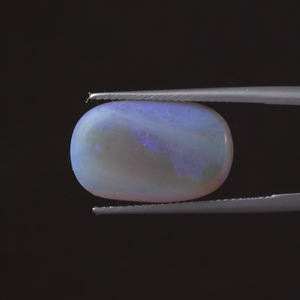 โอปอลสีขาวธรรมชาติขายส่ง น้ำหนัก 7.83 กะรัต รูปทรงวงรี ขนาด 17x10 มม. หนา 3 มม. รับรองโดย IGI ขัดเงาด้วยมือ ใช้น้ำยาเคลือบเงา/น้ำมัน ผลิตในอินเดีย - Product Image 3