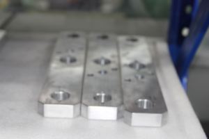 Machine d'électroérosion à fil de précision CNC capable de travailler avec de l'acier inoxydable fabriqué au Vietnam - Product Image 4