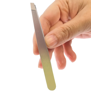 Pince à épiler à sourcils à pointe inclinée avec ciseaux de coupe de cils vente chaude pince à épiler testée à la main - Product Image 5