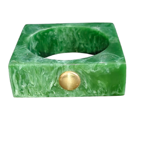 Bracelet en résine marbrée vert émeraude carré contemporain et écologique, épais, géométrique, en acrylique, avec détail clouté doré - Product Image 5