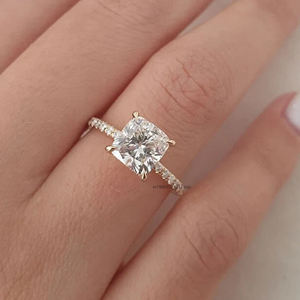 Bague solitaire Moissanite faite à la main en 2.20 carats totaux avec halo caché et demi-bande d'éternité idéale pour les vêtements de mariée - Product Image 4