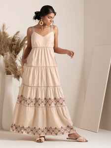 เดรสแม็กซี่แขนกุดปักลายดอกไม้สำหรับผู้หญิงเดรสคอวีสไตล์ลำลองกระโปรงยาวถึงพื้นเป็นมิตรกับสิ่งแวดล้อม - Product Image 4