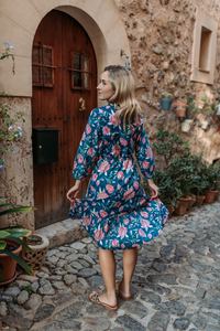 Vestido Liliosa Estampado a Mano, Vestido Informal de Algodón Bohemio con Estampado Floral Azul y Blanco para Ocasiones Casuales - Product Image 5