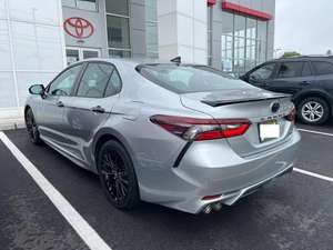 ข้อเสนอส่วนลดปี 2022 รถยนต์โตโยต้า Camry Hybrid SE Nightshade FWD มือสอง ไมล์น้อย - Product Image 3