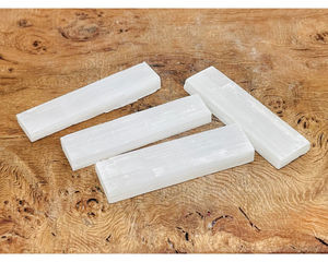 Barra de cristal tallada de selenita natural blanca de 8 cm para mascota de Feng Shui y sanación Reiki - Product Image 1