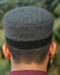 Gorro de oración tradicional para hombres con textura transpirable y diseño de rejilla cosida ideal para todos los eventos islámicos - Product Image 2