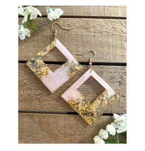 Boucles d'oreilles pendantes en résine faites à la main à la mode pour femmes Collection de mode avec accessoires uniques de style d'amour - Product Image 2