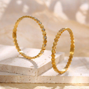 กำไลข้อมือสแตนเลสชุบทองคำขาวดำประดับเพชรซิร์คอนทรงนางฟ้าสำหรับงานแต่งงาน ขายส่งราคาถูก - Product Image 4