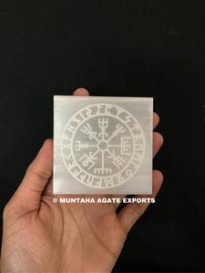 Tablero de péndulo de selenita Placa de carga tallada Estilo Feng Shui Ágata Piedra preciosa Técnica grabada a mano Selenita Placa de 75-80mm - Product Image 5