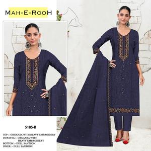 Costume pakistanais de luxe avec broderie à paillettes de 3mm et travail élégant en khatli, parfait pour les occasions de fête et de mariage - Product Image 3