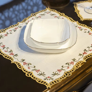 Napperon brodé de baies de Noël en or | Rectangulaire 40x40 cm | Résistant aux taches - Product Image 1