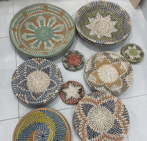 Plato colgante de artesanía tejida con hierba marina, ideal para decoración de paredes cálidas, producido por artesanos tradicionales en Vietnam. - Product Image 1