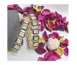 Bracelets ouvrables plaqués or, style antique, étincelants et élégants, pour occasions spéciales, lot de deux paires, pour femmes et jeunes filles. - Product Image 2