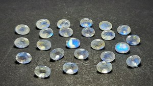 พลอยมูนสโตนสีฟ้าแวววาวทรงวงรี6X4mm พลอยสีรุ้งแบบอินเดียเจียระไนแบบหลวม - Product Image 3