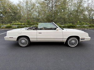ใช้ปี 1983 สำหรับรถ LeBaron Base 2 ประตู เปิดประทุน พวงมาลัยซ้าย ภายในสีเข้ม เบาะหนัง ยาง R20 - Product Image 3