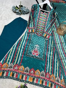 Top de diseñador de seda Chinon con pantalón con estampado Digital Dupatta y trabajo de espejo y colgantes Borde de encaje Top y pantalón de diseñador pesado - Product Image 3