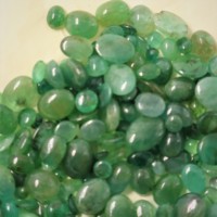 2025 Attrayant Naturel Brésilien Émeraude Cristal Lisse Poli Vert Émeraude Lâche Mélange Pierre Ovale Cabochon Pierres Précieuses