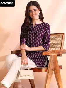 Kurtis cortos de material de rayado pesado de estilo moderno indio con estampado digital de talla grande disponibles para uso informal y diario Kurti - Product Image 3