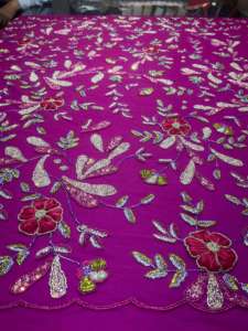 ผ้าปักมือประดับด้วยลูกปัดและเลื่อม งานถักแบบตาข่าย โดดเด่นด้วยลวดลายปักที่งดงาม - Product Image 4